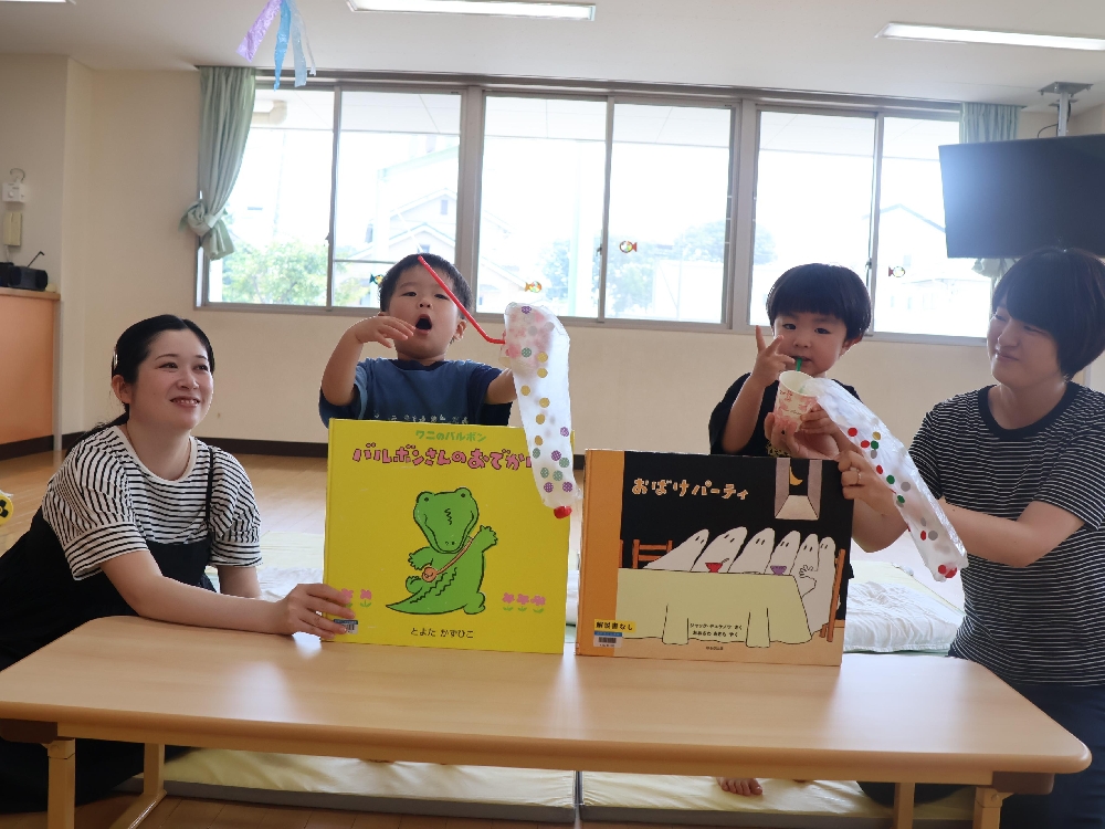 8月の子育て支援センター「さくらの森」えほんのじかん（自由製作）の様子です。