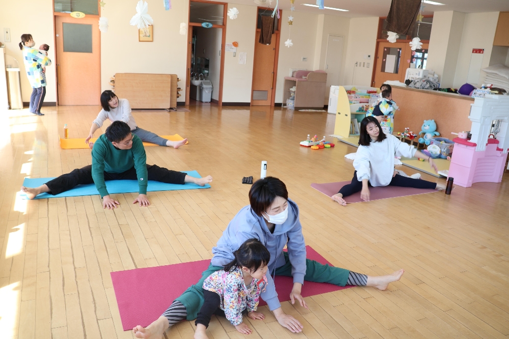 子育て支援センター「さくらの森」３月「ピラティスで心も体もリフレッシュ」の様子です！