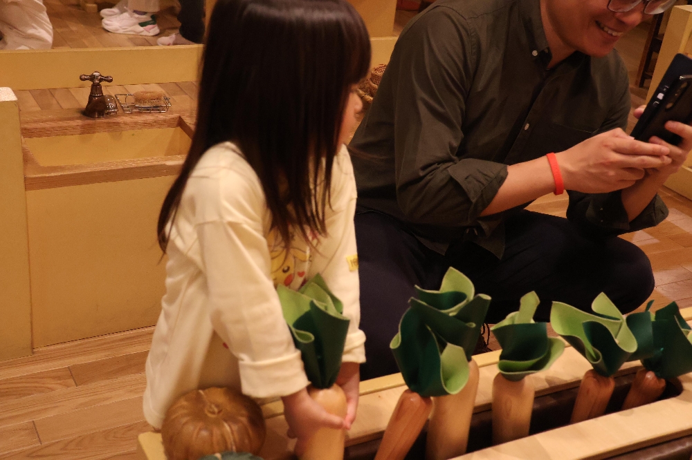 10月の子育て支援センター「さくらの森」先生たちと東京おもちゃ美術館に行こう！！の様子です。