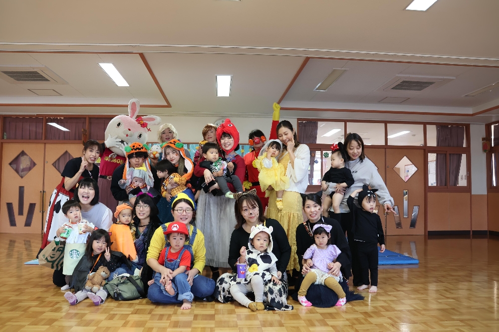 10月の子育て支援センター「さくらの森」ハロウィンうんどうかいの様子です。