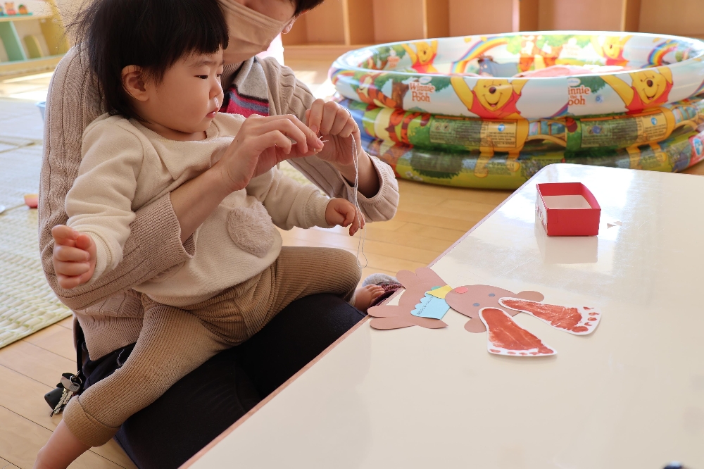 12月の子育て支援センター「さくらの森」の自由製作の様子です。