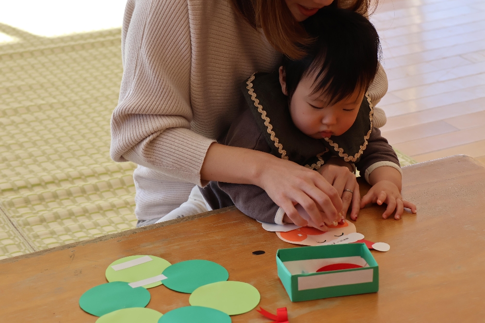 11月の子育て支援センター「さくらの森」Xmas製作の様子です。