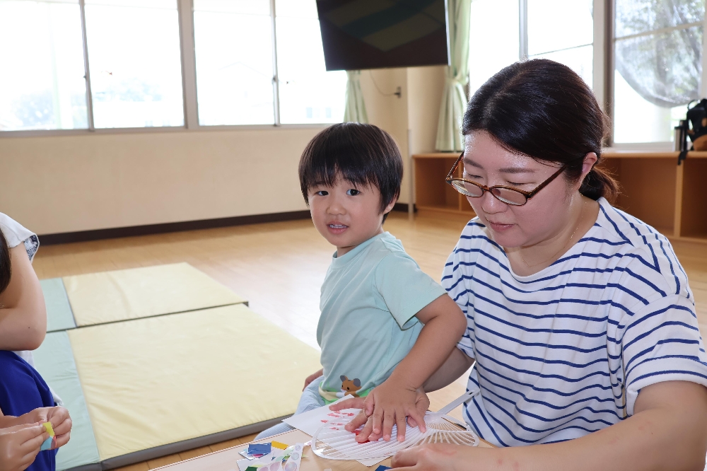 7月の支援センター「さくらの森」えほんのじかん（自由製作）の様子です。