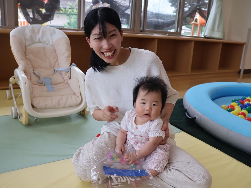 7月の支援センター「さくらの森」プール遊び「感触遊び」の様子です。