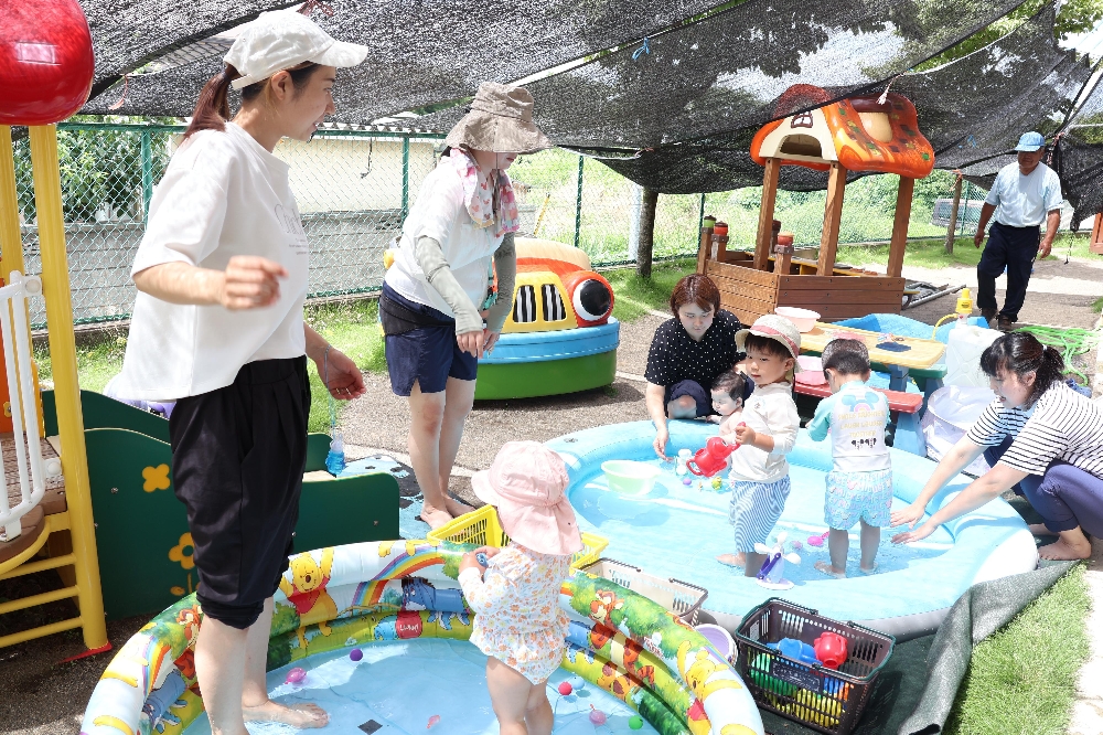7月の支援センター「さくらの森」プール遊び（感触遊び）の様子です。
