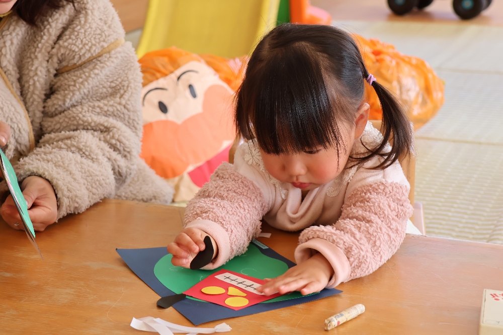 子育て支援センター「さくらの森」１月の自由製作の様子です。個性的な製作ができました♪