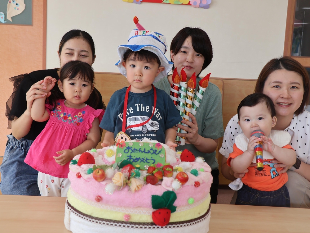 ８月の子育て支援センター「さくらの森」誕生会の様子です。