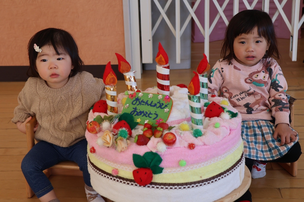 子育て支援センター「さくらの森」１月の誕生会の様子です。