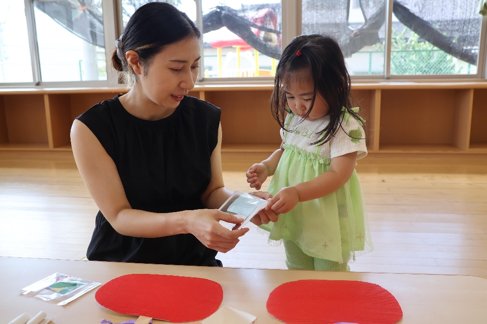 9月の子育て支援センター「さくらの森」感謝の気持ちです製作の様子です。