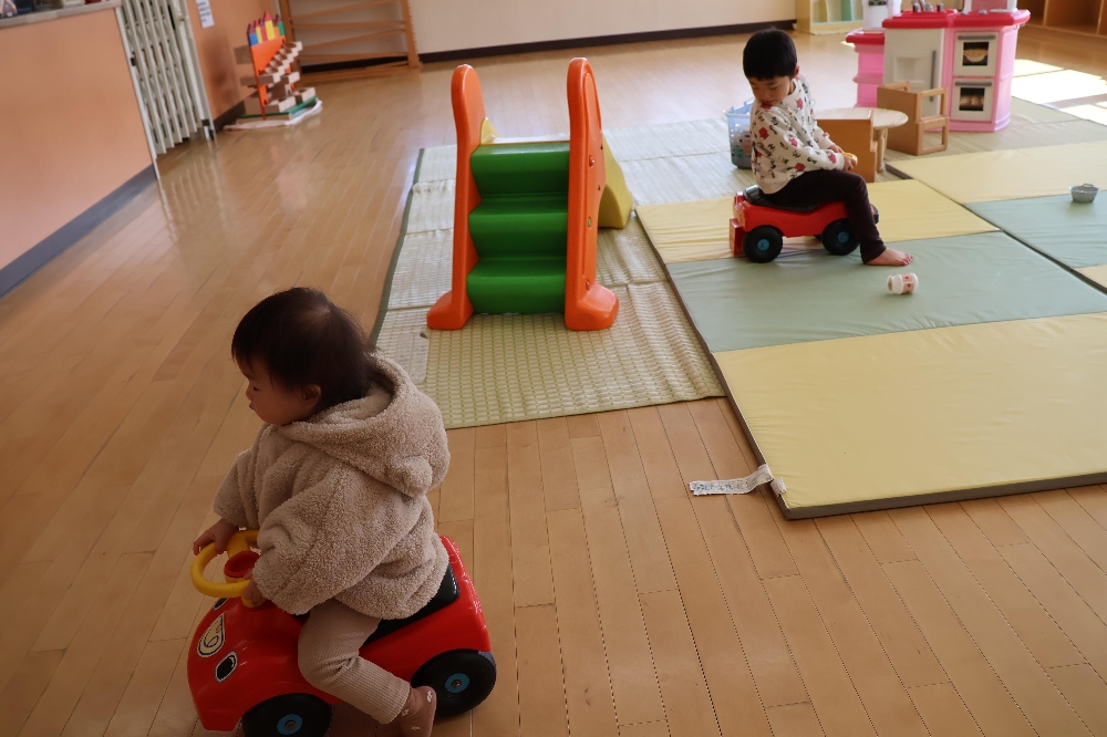 2月の子育て支援センター「さくらの森」自由開放・自由遊びの様子です。