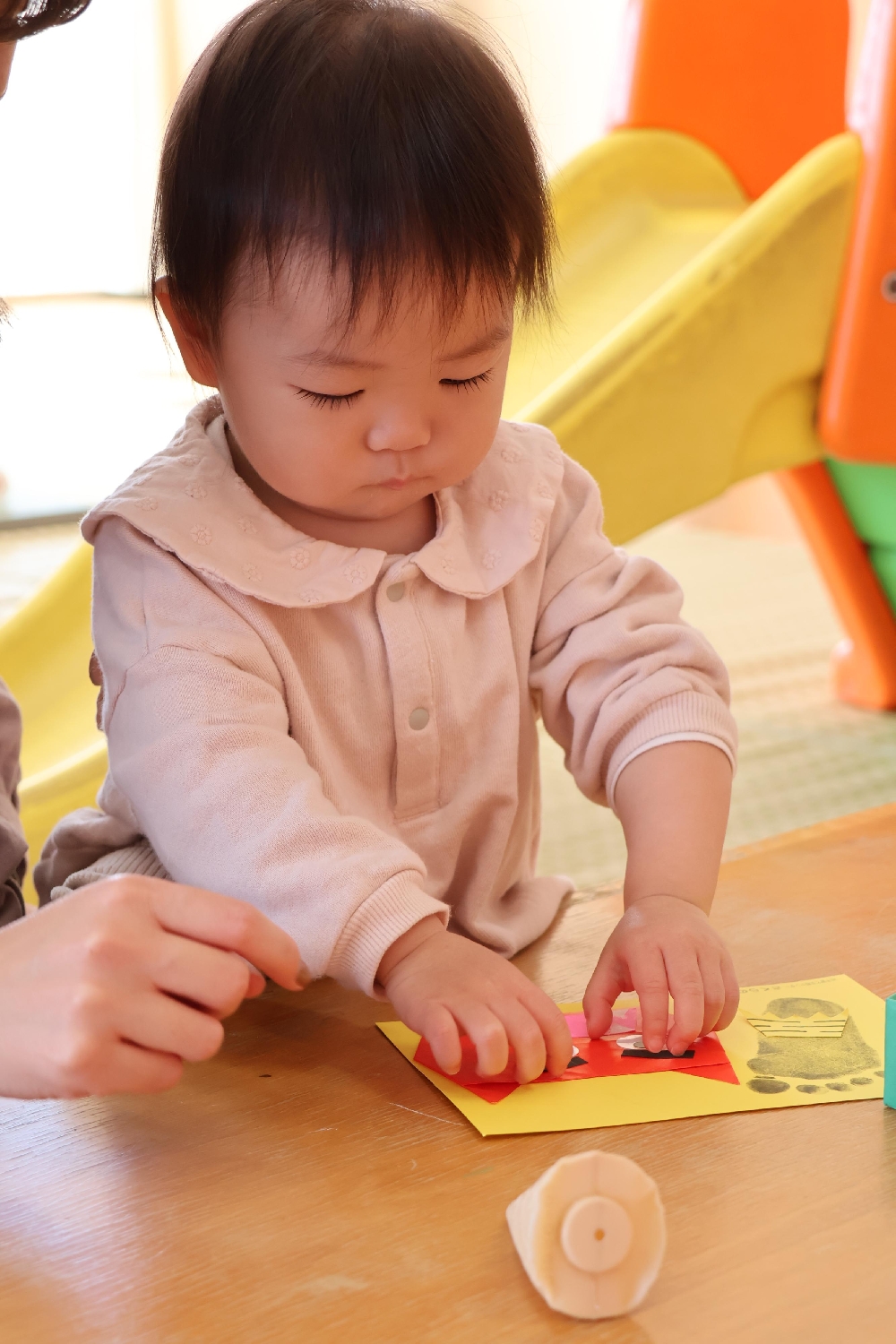 2月の子育て支援センター「さくらの森」自由製作の様子です。