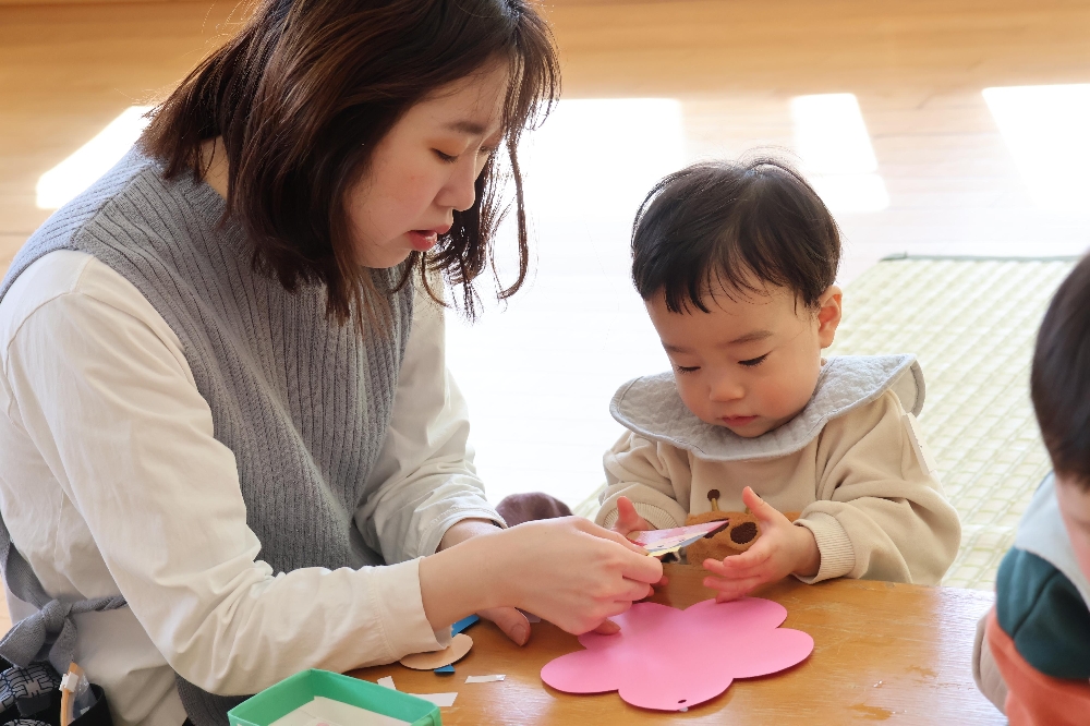 ２月の子育て支援センター「さくらの森」おひなさま製作の様子です。