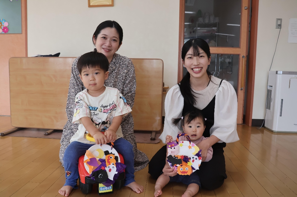 １０月子育て支援センター「さくらの森」えほんの時間　自由製作の様子です。