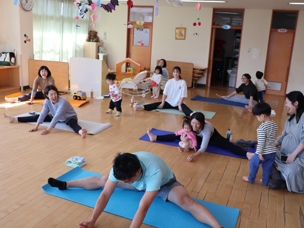 10月の支援センター「さくらの森」ピラティスで心も体もリフレッシュの様子です。