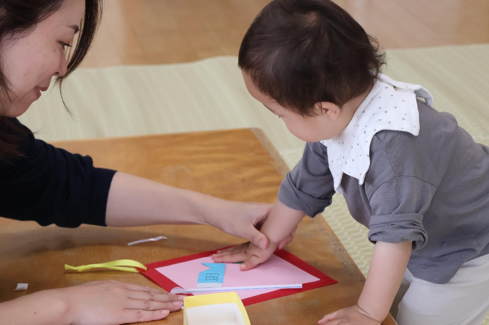 ４月の子育て支援センター「さくらの森」イベントの様子です。