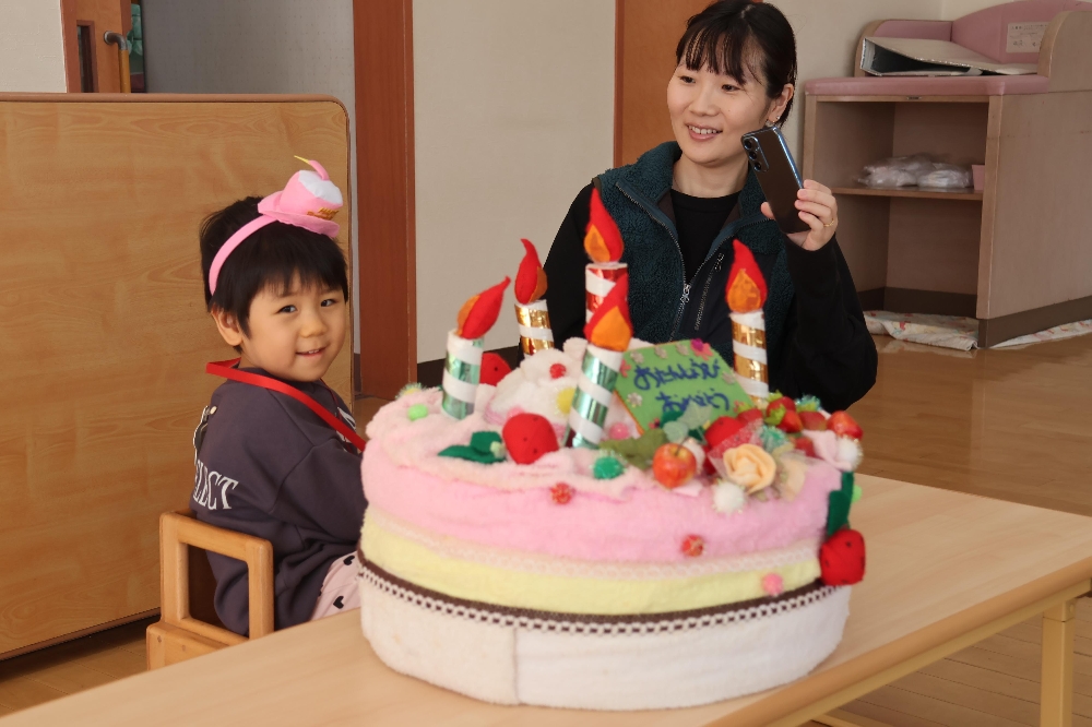 １０月子育て支援センター「さくらの森」10月生まれの誕生会の様子です！
