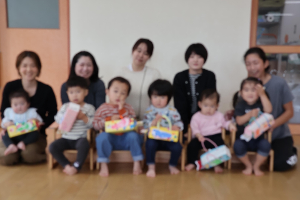 ４月の子育て支援センター「さくらの森」こいのぼり製作の様子です。
