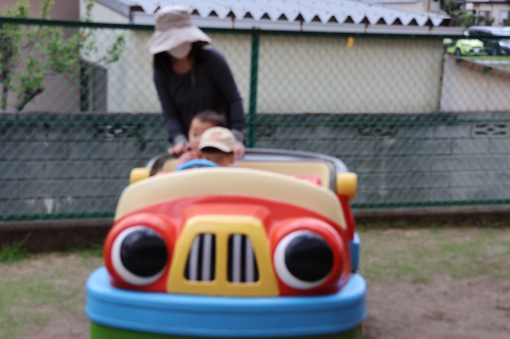 5月の支援センター「さくらの森」園庭遊び（戸外遊び）の様子です。