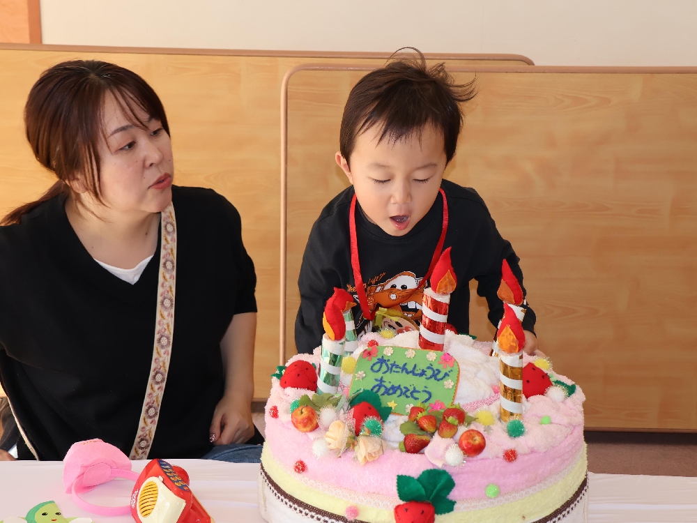 １１月の子育て支援センター「さくらの森」誕生会の様子です。