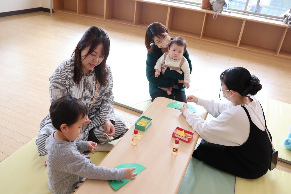 12月の支援センター「さくらの森」えほんのじかんの様子です。