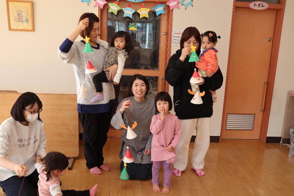 12月の子育て支援センター「さくらの森」えほんのじかんの様子です。