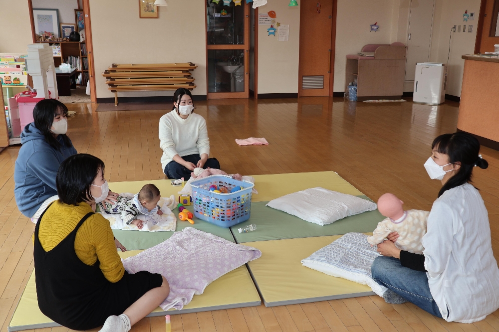 １２月の支援センター「さくらの森」ベビ♢ベビ♢ベイビーマッサージの様子です。