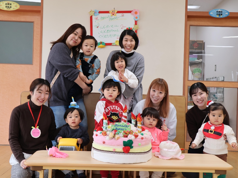12月子育て支援センター「さくらの森」１２月生まれの誕生会＆発育測定の様子です！