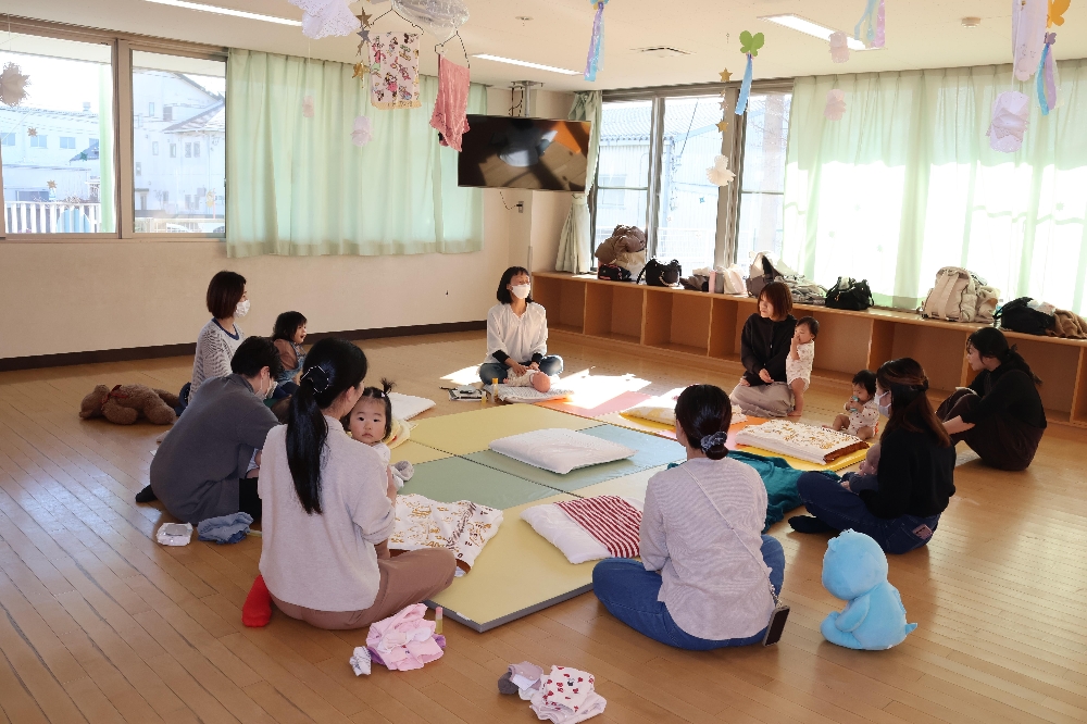 子育て支援センター「さくらの森」1月　ベビ♢ベビ♢ベイビーマッサージの様子です。