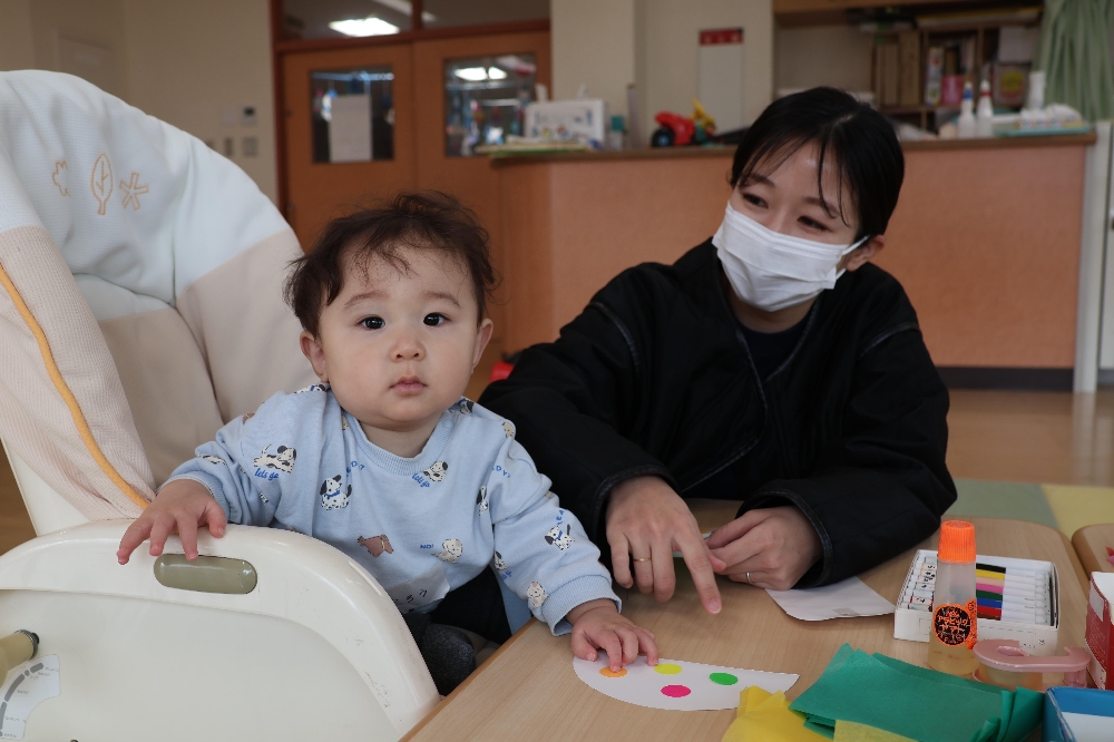 子育て支援センター「さくらの森」えほんの時間（自由製作の様子）です。
