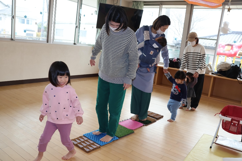 子育て支援センター「さくらの森」親子でリズム遊びド・レ・ミ♪の様子です。
