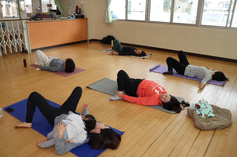 子育て支援センター「さくらの森」１月２７日（火）ピラティスで心も体もリフレッシュの様子です。