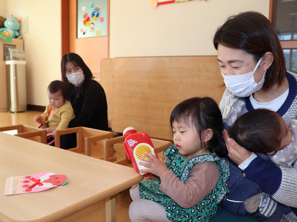 子育て支援センター「さくらの森」1月生まれの誕生会＆発育測定の様子です。