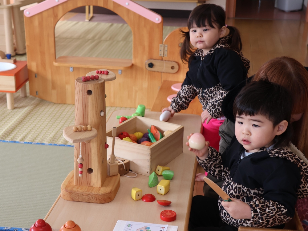 子育て支援センター「さくらの森」２月 木のぬくもり広場の様子です。