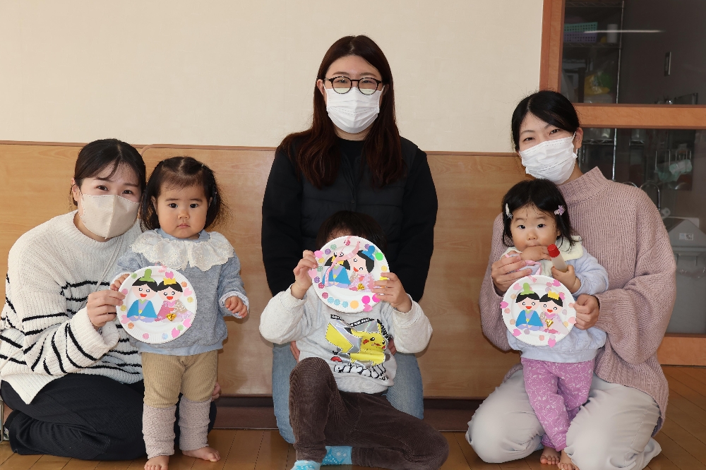 子育て支援センター「さくらの森」２月 おひな祭り製作の様子です。