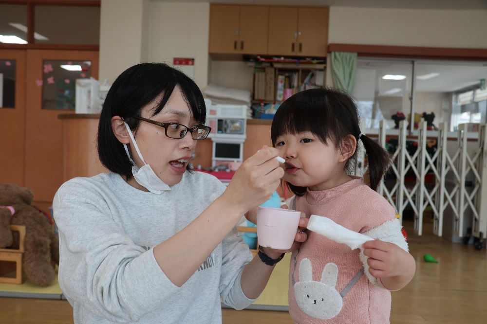 子育て支援センター「さくらの森」３月ミネラル月間「みそ練りスープ」を堪能中の様子です！