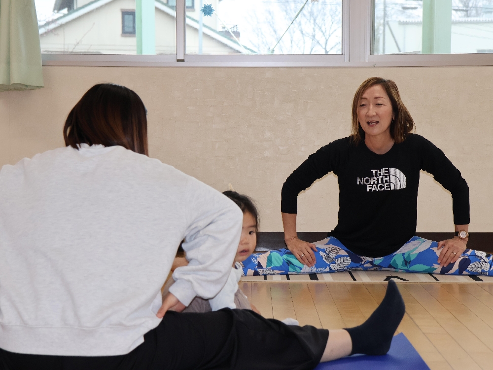 子育て支援センター「さくらの森」ピラティスで心も体もリフレッシュの様子です。