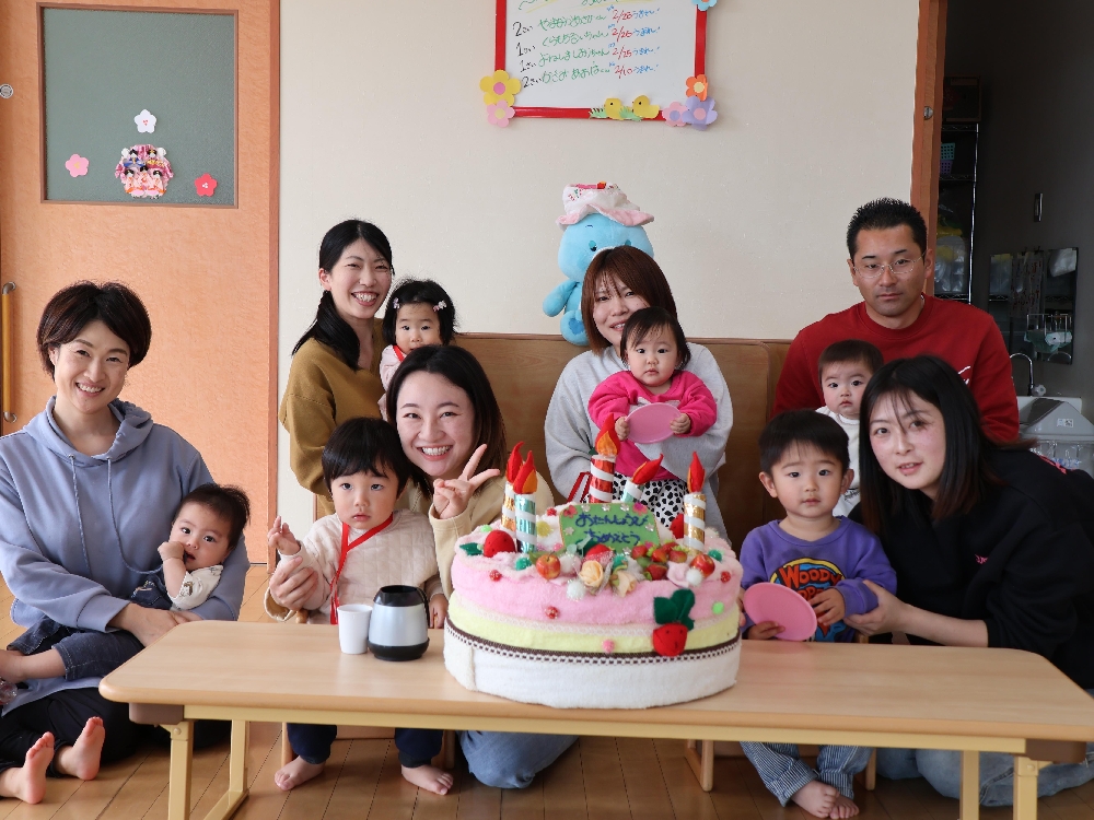 子育て支援センター「さくらの森」2月の誕生会＆発育測定の様子です。
