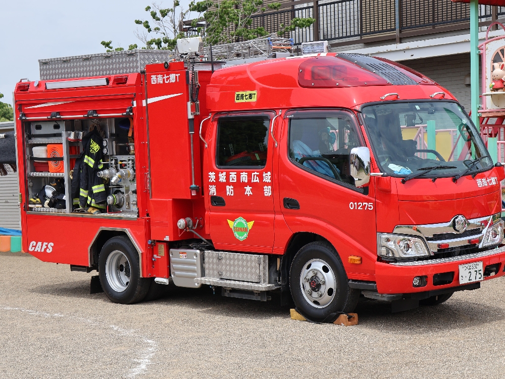 5月の支援センター「さくらの森」消防車とパチリ！
