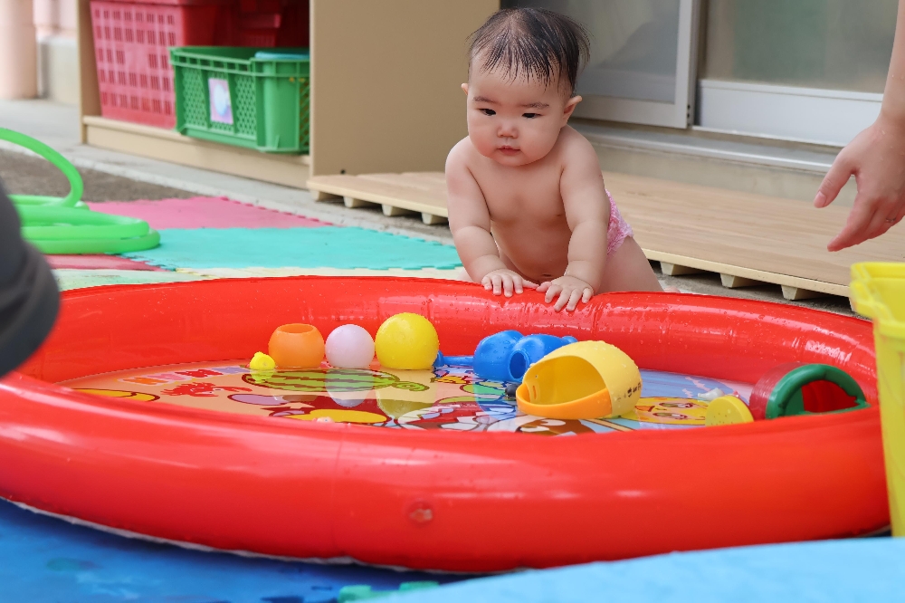 7月の子育て支援センター「さくらの森」プールあそびの様子です。