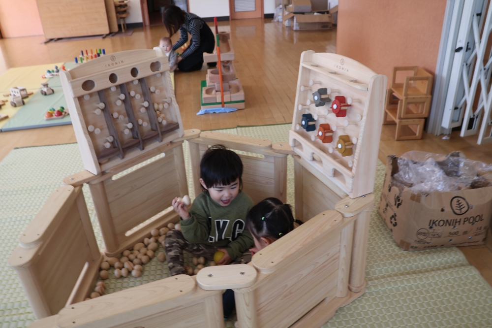 子育て支援センター「さくらの森」木のぬくもり広場の様子と「みそ練りスープ」を堪能中の様子です！