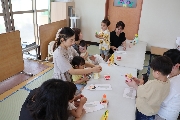 6月の支援センター「さくらの森」大切な人へのプレゼント製作の様子です。６月９日（月）も行います。