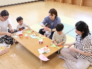 ６月の支援センター「さくらの森」えほんのじかんの様子です。