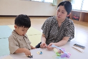 ６月の子育て支援センター「さくらの森」七夕製作の様子です。予約なし　６月２６日（木）も行います。